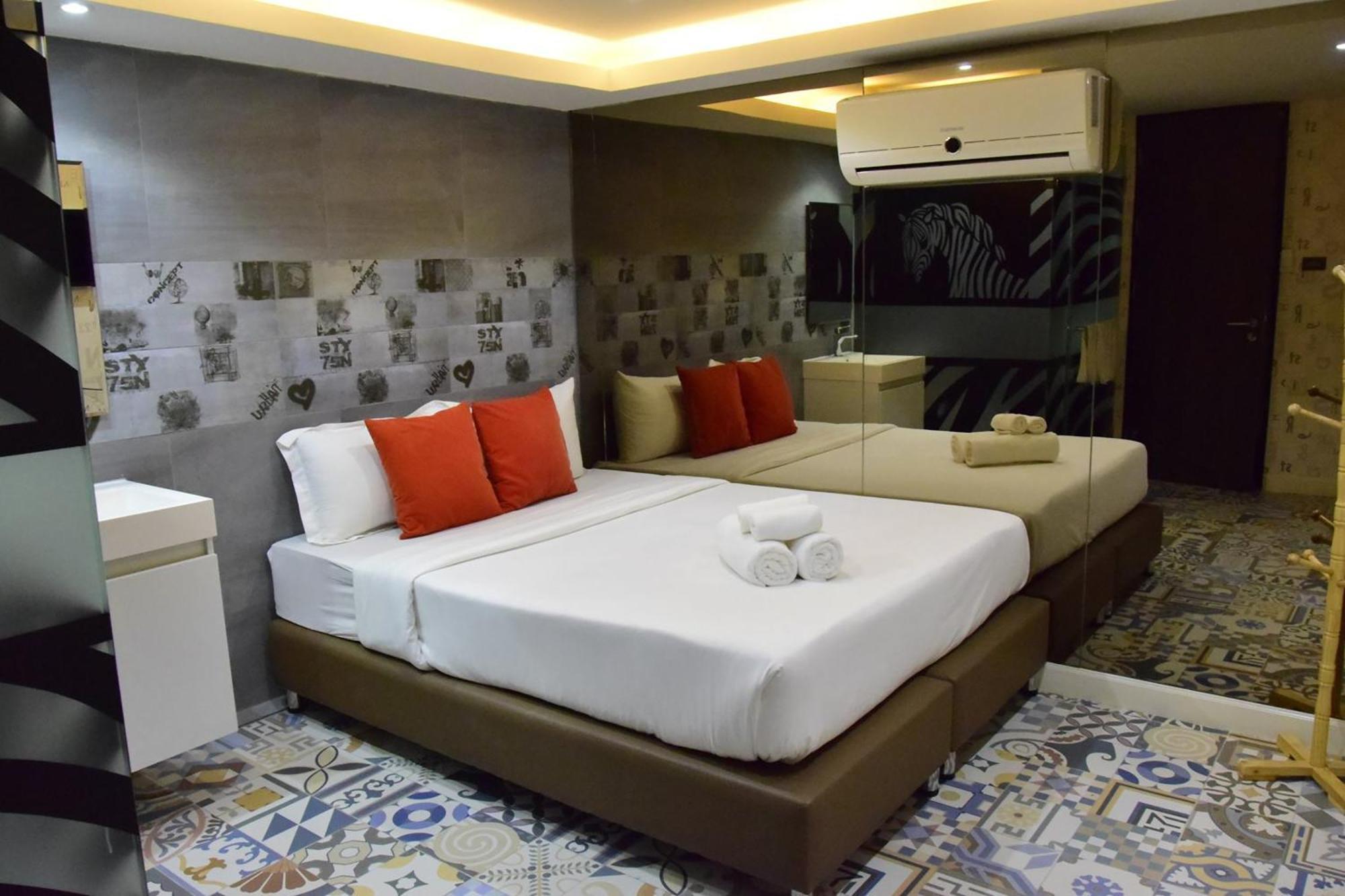 Double Five Hostel Bangkok Bagian luar foto