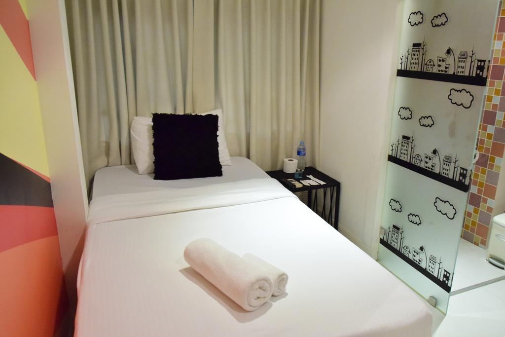 Double Five Hostel Bangkok Bagian luar foto