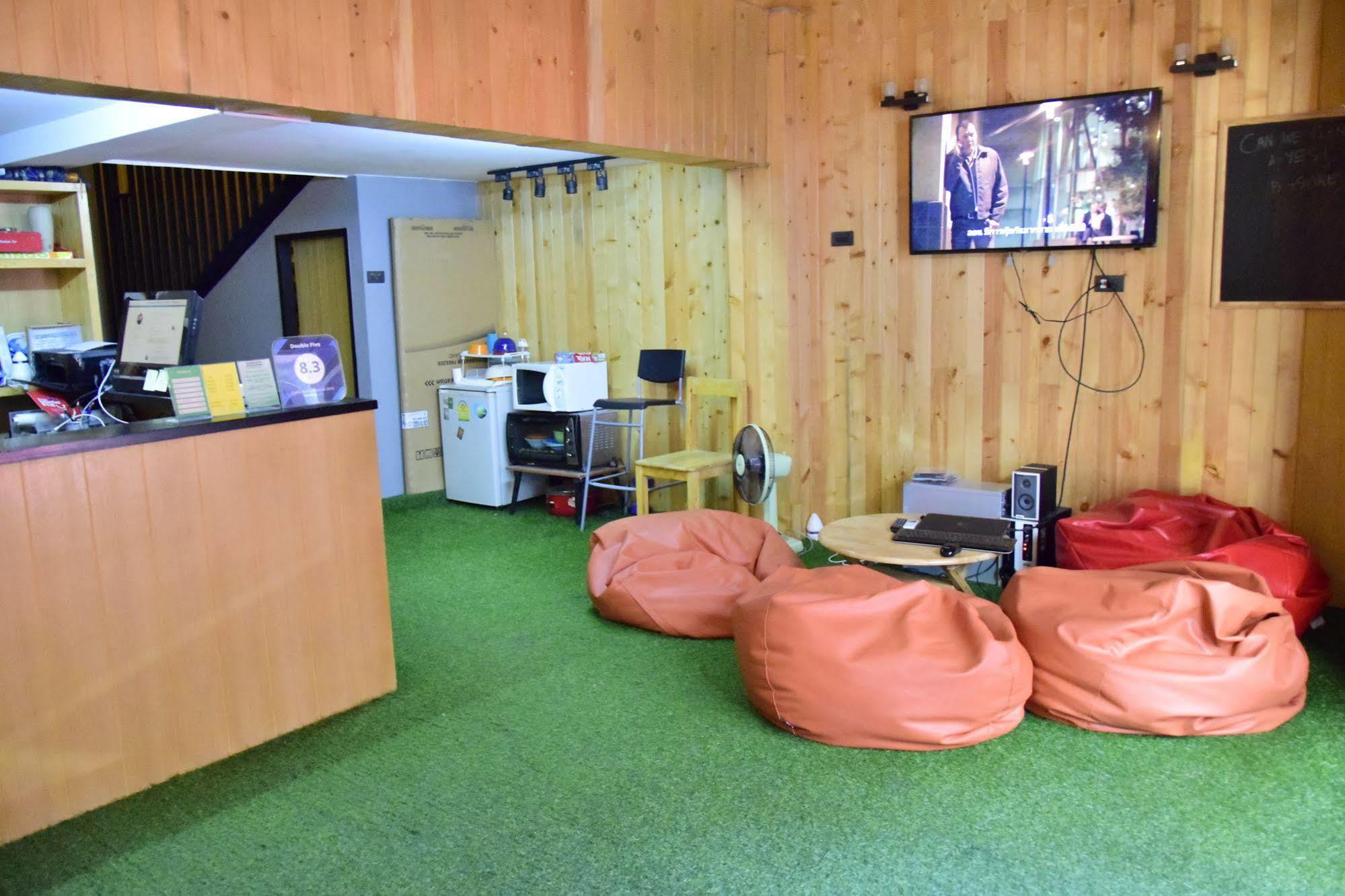 Double Five Hostel Bangkok Bagian luar foto