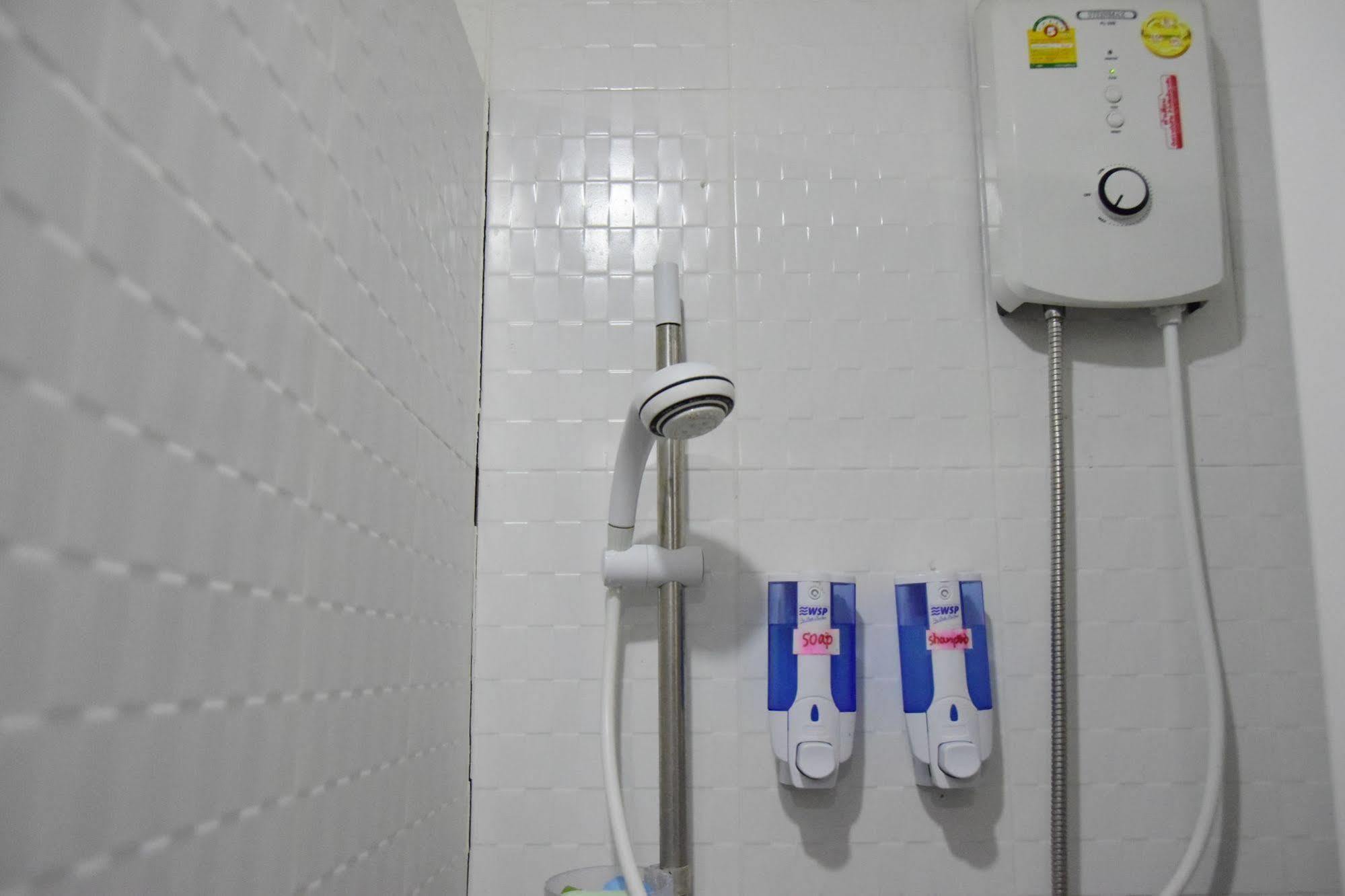 Double Five Hostel Bangkok Bagian luar foto